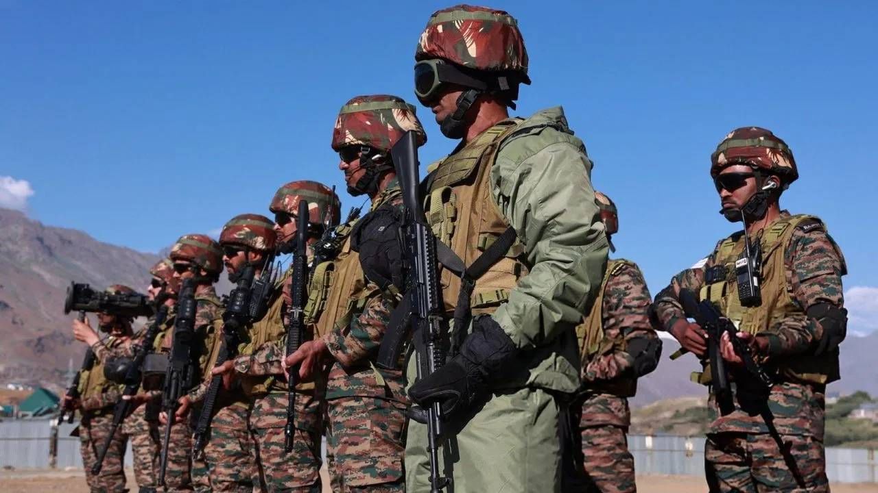 India-Pakistan : भारताच्या नुसत्या ट्राई-सर्विसेज अभ्यासाला टरकला पाकिस्तान, घाबरुन कुठला मार्ग केला बंद?