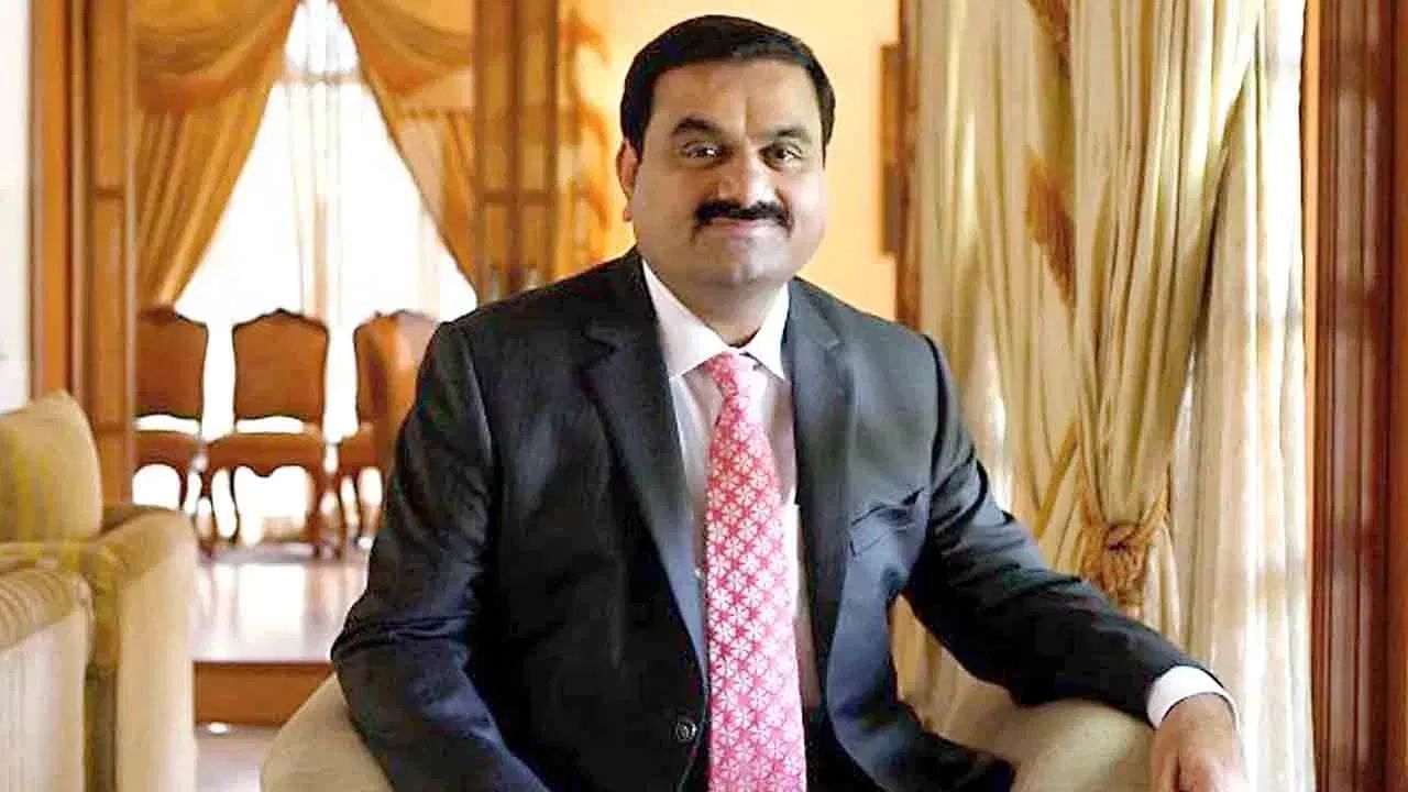 गौतम अदानी यांनी अहमदाबादमध्ये शिक्षण घेतले. पण वयाच्या १६ व्या वर्षी शाळा सोडली. गुजरात विद्यापीठात कॉमर्स शाखेचा अभ्यास सुरू केला. पण बिझनेसच्या संधीसाठी दुसऱ्याच वर्षी शिक्षण सोडले.