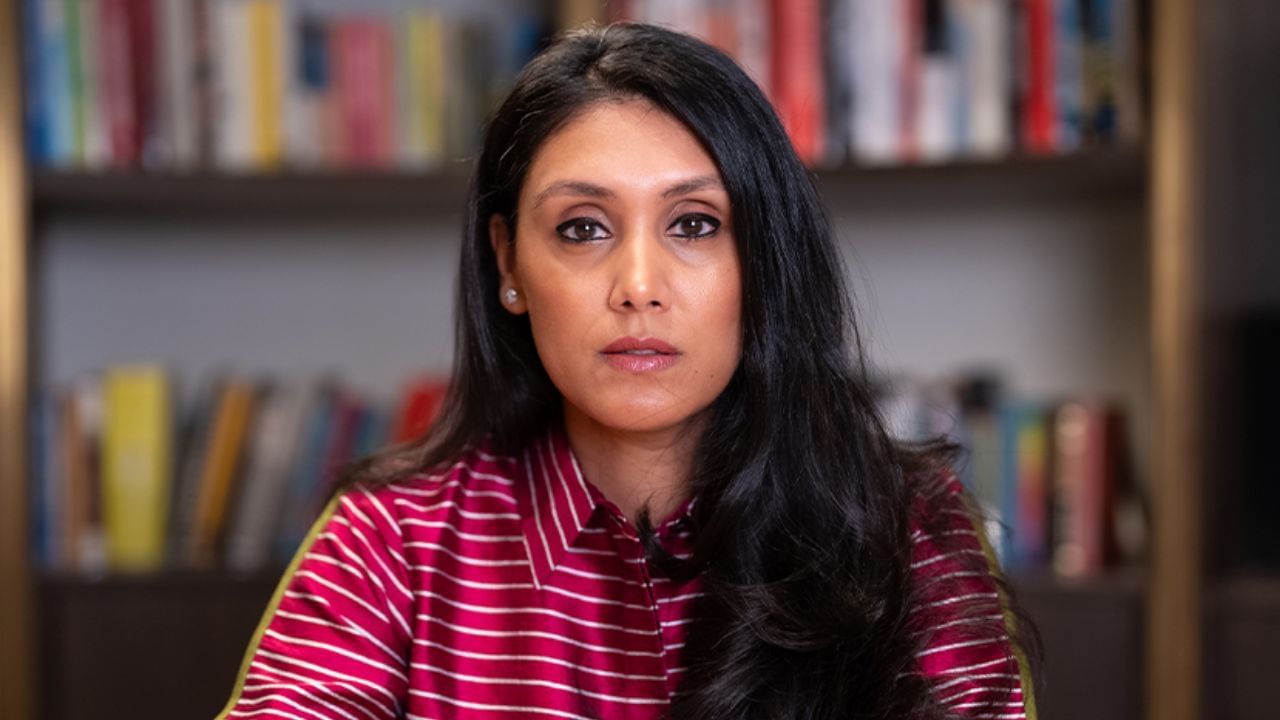 रोशनी नादर मल्होत्रा यांनी अमेरिकेतील नॉर्थवेस्टर्न युनिव्हर्सिटीमधून कम्युनिकेशनमध्ये बॅचलर पदवी आणि केलॉग स्कूल ऑफ मॅनेजमेंटमधून एमबीए पूर्ण केले. त्यांना शिक्षणात त्यांच्या योगदानासाठी अनेक पुरस्कार मिळाले आहेत.