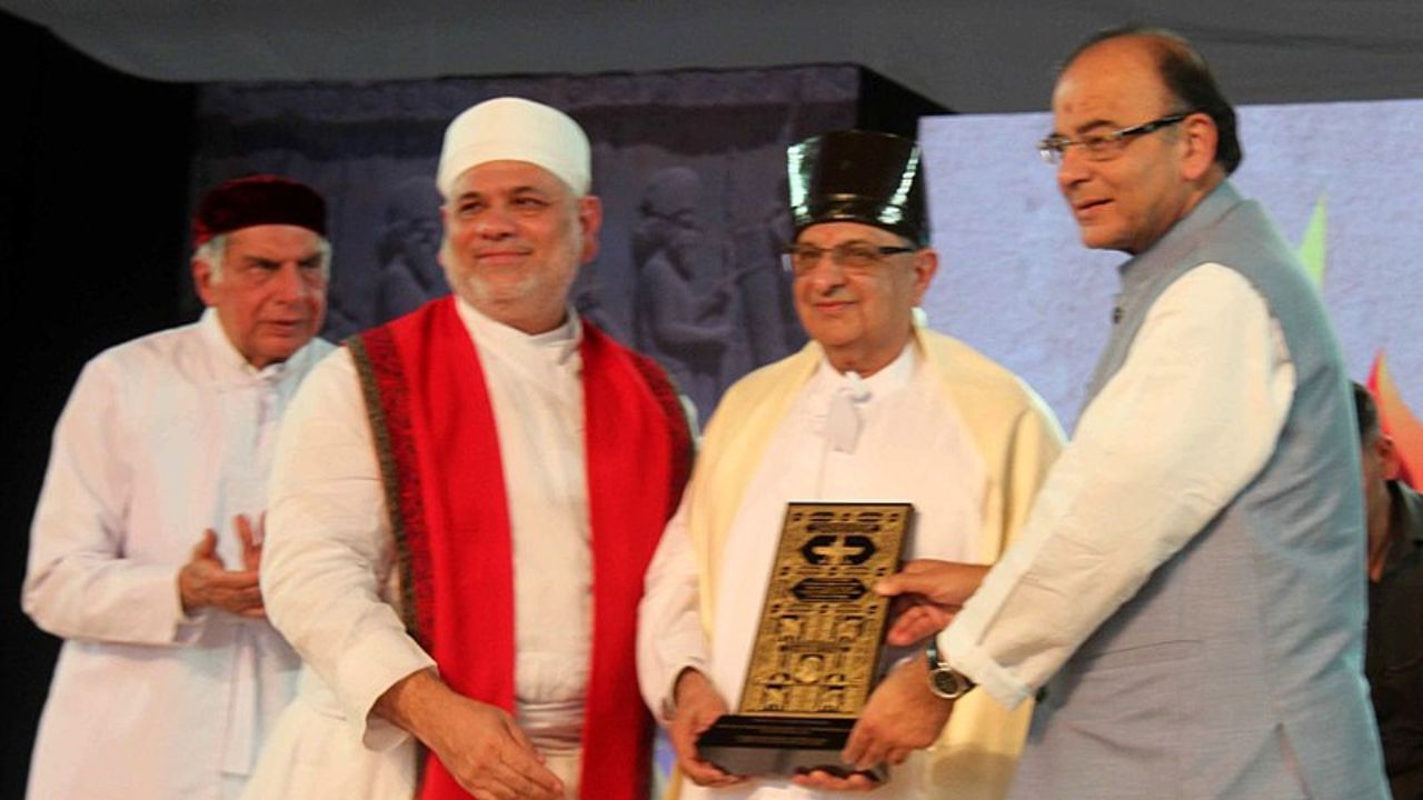 सायरस एस. पूनावाला यांनी पुण्यातून प्राथमिक शिक्षण पूर्ण केले आणि बृहन् महाराष्ट्र कॉलेज ऑफ कॉमर्स (BMCC) मधून पदवी घेतली. त्यांनी पुणे विद्यापीठातून पीएचडी केली आहे. यासोबतच लस निर्मिती आणि समाजसेवेतील योगदानाबद्दल त्यांना ऑक्सफर्ड आणि मॅसॅच्युसेट्स विद्यापीठांकडून मानद (ऑनोररी) पदव्या मिळाल्या आहेत.