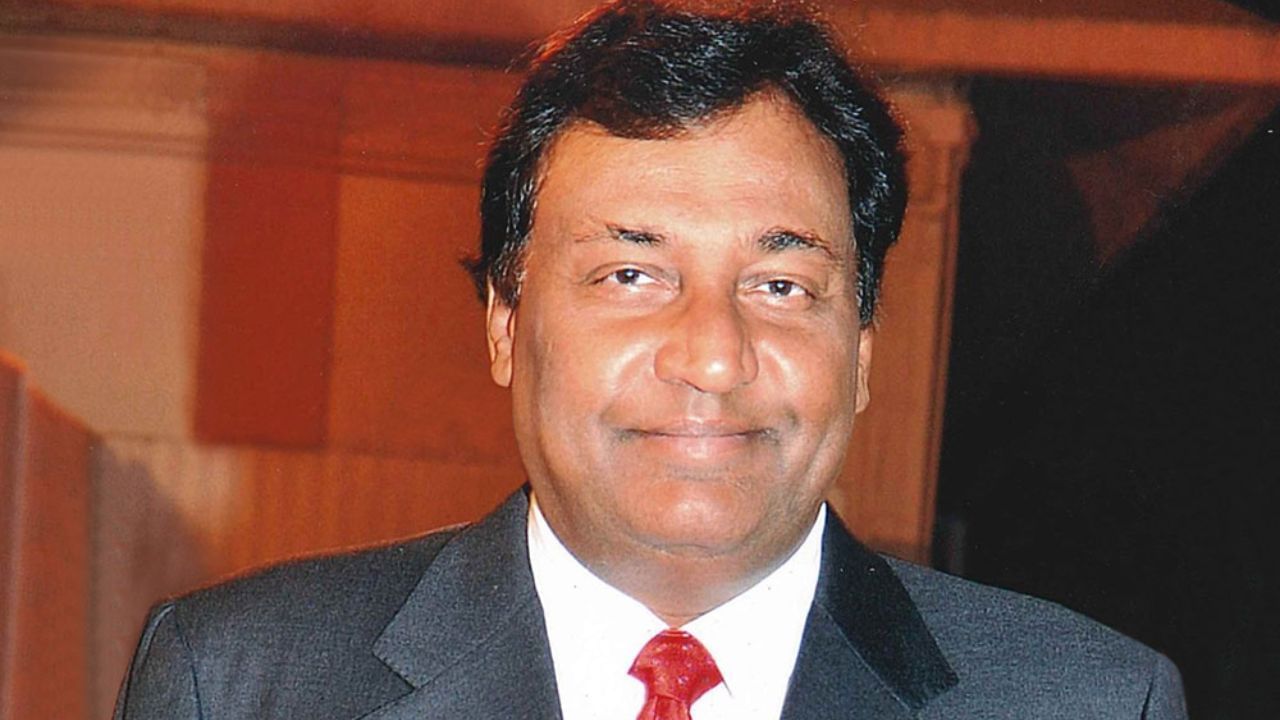 नीरज बजाज यांनी मुंबईतून वाणिज्य (कॉमर्स) पदवी घेतली आणि बोस्टन येथील हार्वर्ड बिझनेस स्कूलमधून एमबीए पूर्ण केले.