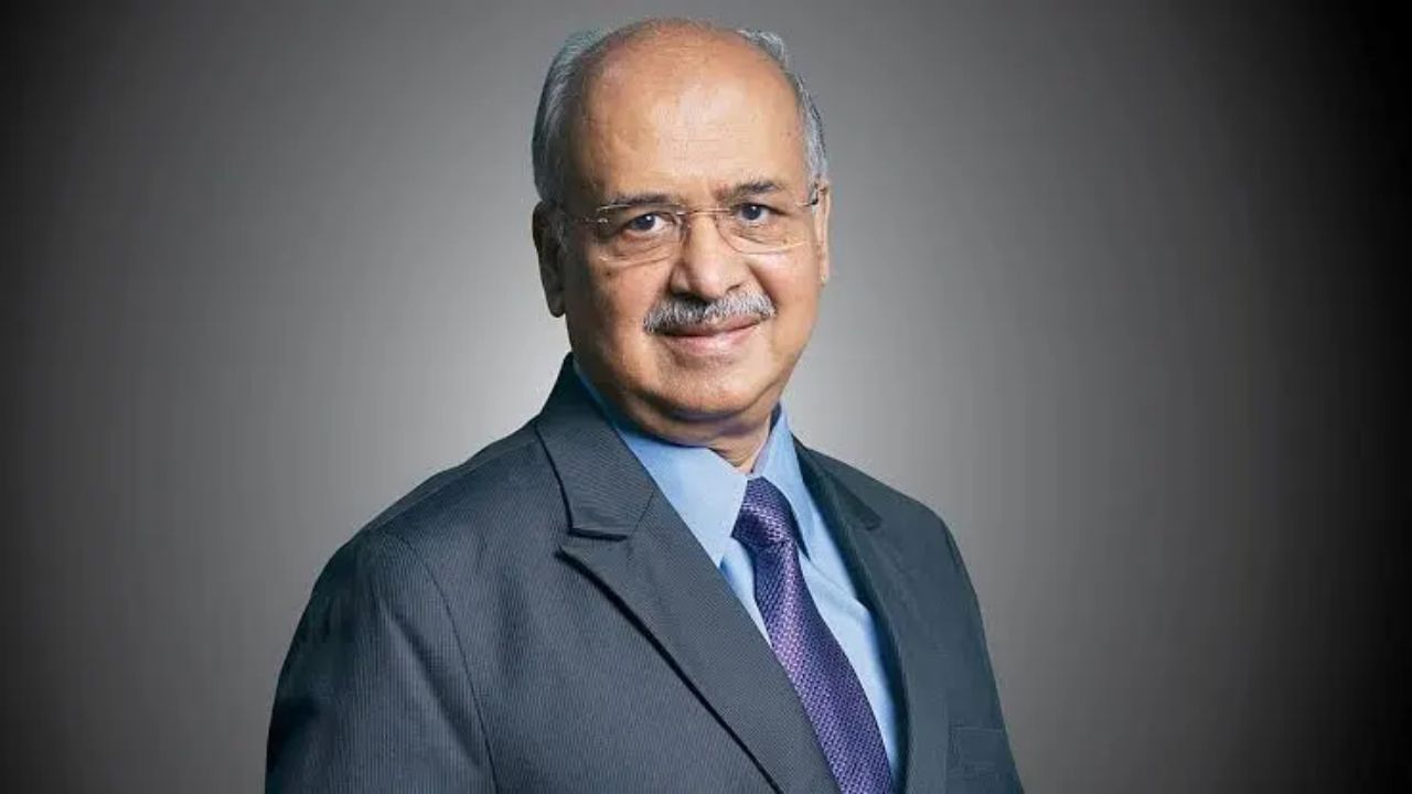 दिलीप संघवी यांनी कोलकत्ता विद्यापीठातून वाणिज्य शाखेची पदवी घेतली.