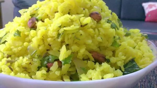भारतात नाश्त्यासाठी सर्वात फेमस पदार्थ म्हणजे पोहे आहेत. पोहे अनेक प्रकारे तयार केली जातात. त्यामध्येही सर्वात खास पोहे म्हणून लोकांची पसंत इंदाैरी पोह्याला आहे. इंदाैरी पोहे खास पद्धतीने तयार केली जातात. चला तर इंदाैरी पोह्यांची रेसिपी जाणून घेऊयात.
