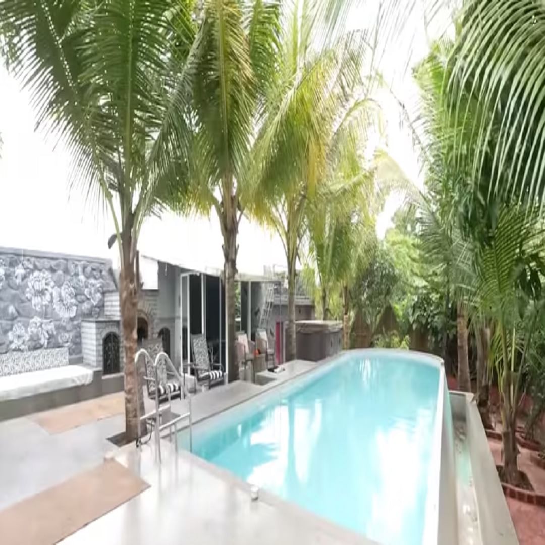  या फार्महाऊसमध्ये एक मोठा स्विमिंग पूल आहे आणि जॅकी आणि टायगर श्रॉफ बहुतेकदा त्यांचा बहुतेक वेळ येथे घालवतात