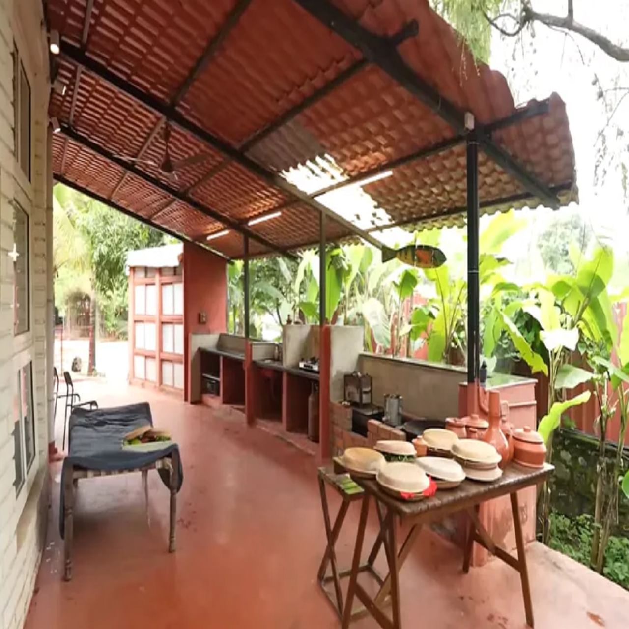 बॉलीवूड अभिनेता जॅकी श्रॉफ हे त्यांच्या स्पष्ट बोलण्याबद्द तसेच त्यांच्या बिनधास्त वागण्याबद्दल ओळखले जातात. त्यांचे साधे राहणीमान, बोलणे, तसेच टपोरी भाषा हेच चाहत्यांना त्यांच्यातील सर्वात आवडणाऱ्या गोष्टी आहेत. त्यामुळेच त्यांना सगळे जग्गूदादा म्हणतात. कारण सर्वांना ते आपल्यातले वाटतात. जॅकी यांना गावी राहायला, शेत, गावची माती याबद्दल खूप प्रेम आणि आपुलकी आहे.  त्याचे घर पाहिल्यावरही त्याची जाणीव होते. कारण त्यांचे फार्महाऊस हे गावची आठवण करून देणारेच आहे. 