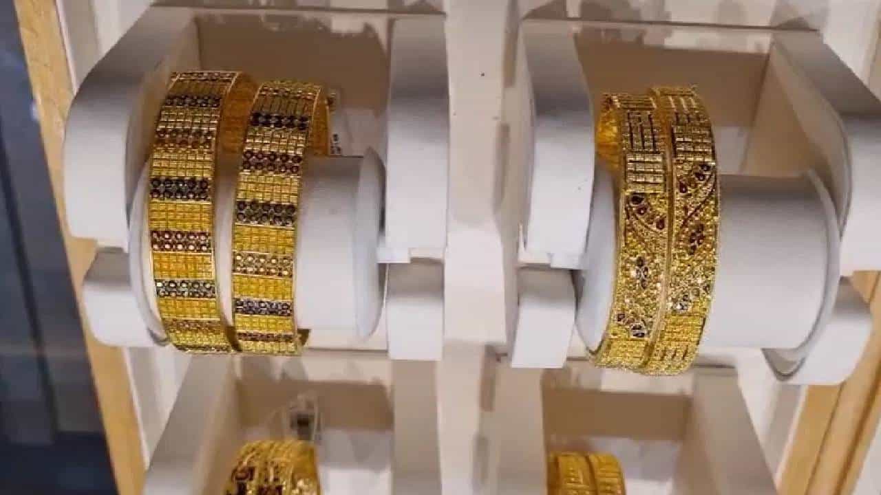 जळगावच्या सराफ बाजारात सोन्या आणि चांदीच्या दरात सलग तिसऱ्या दिवशी मोठी वाढ झाली. दोन्ही धातुनी मोठा विक्रम नोंदवला.
