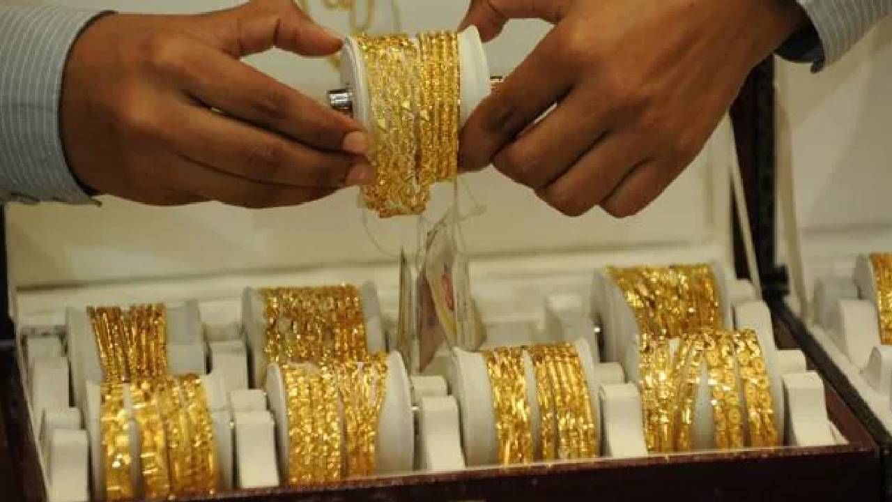 जळगावच्या इतिहासात पहिल्यांदाच सोन्याच्या दराने पहिल्यांदाच 1 लाख 22 हजार तर चांदीच्या दराने 1 लाख 53 हजारांचा आकडा पार केला आहे.