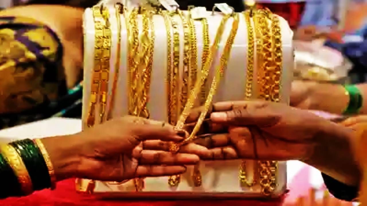 काल सोन्याचे दर जीएसटीसह 1 लाख 24 हजार 100 रुपयांवर तर चांदीचे दर जीएसटीसह 1 लाख 54 हजार 500 रुपयांवर पोहोचले आहे.