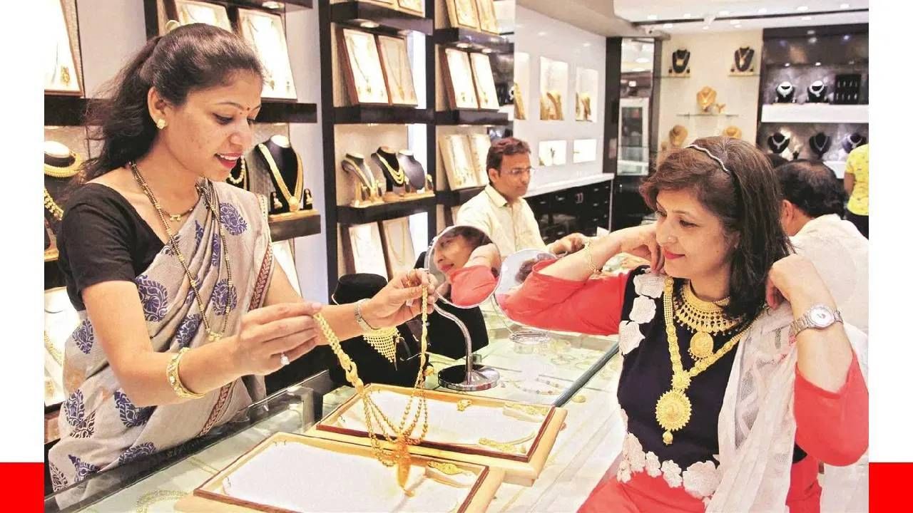 जळगावच्या सराफ बाजारात महिनाभरापासून सोन्या आणि चांदीच्या दरात सातत्याने मोठी वाढ होत असल्याचे चित्र पाहायला मिळत आहे