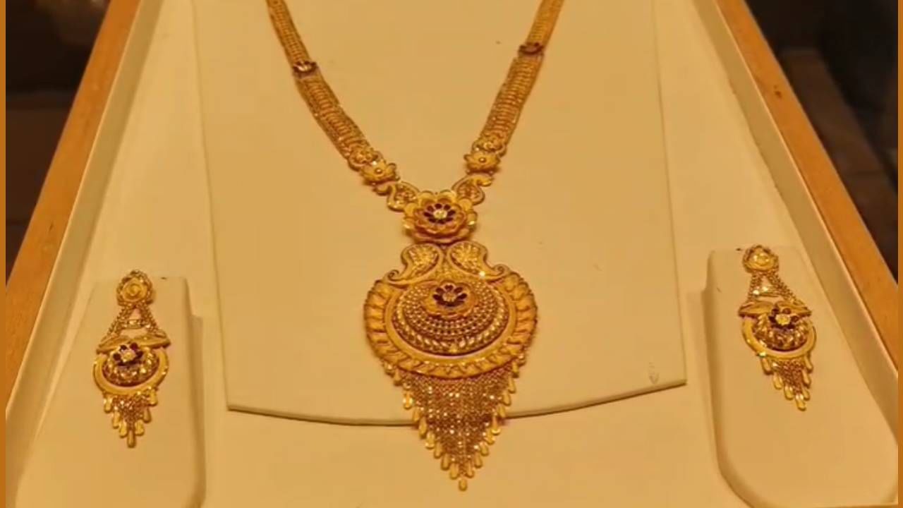 दुसरीकडे वाढत्या सोन्या-चांदीच्या दरामुळे ग्राहकांचा बजेट देखील कोलमडल्याचा चित्र पाहायला मिळत आहे. 