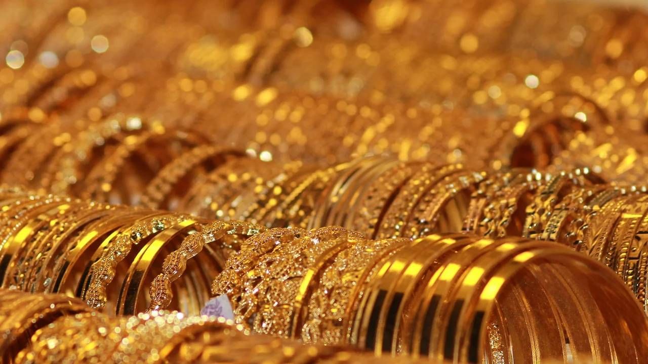 जळगावच्या सराफा बाजारात वर्षभरामध्ये सोन्याच्या दारात तब्बल पन्नास हजार रुपयांनी तर चांदीच्या दरामध्ये तब्बल 70 हजार रुपयांनी वाढ झाली आहे.