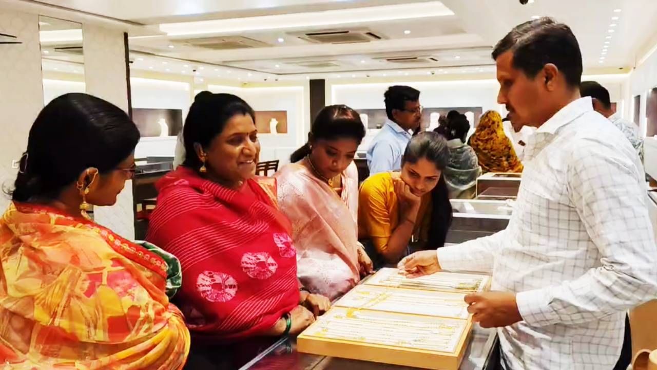 तर पुण्यात भाव वाढीमुळे पुण्यातील सराफ दुकानांत सोनं खरेदी करण्यासाठी नागरिकांचा अल्प प्रतिसाद दिसत आहे. 