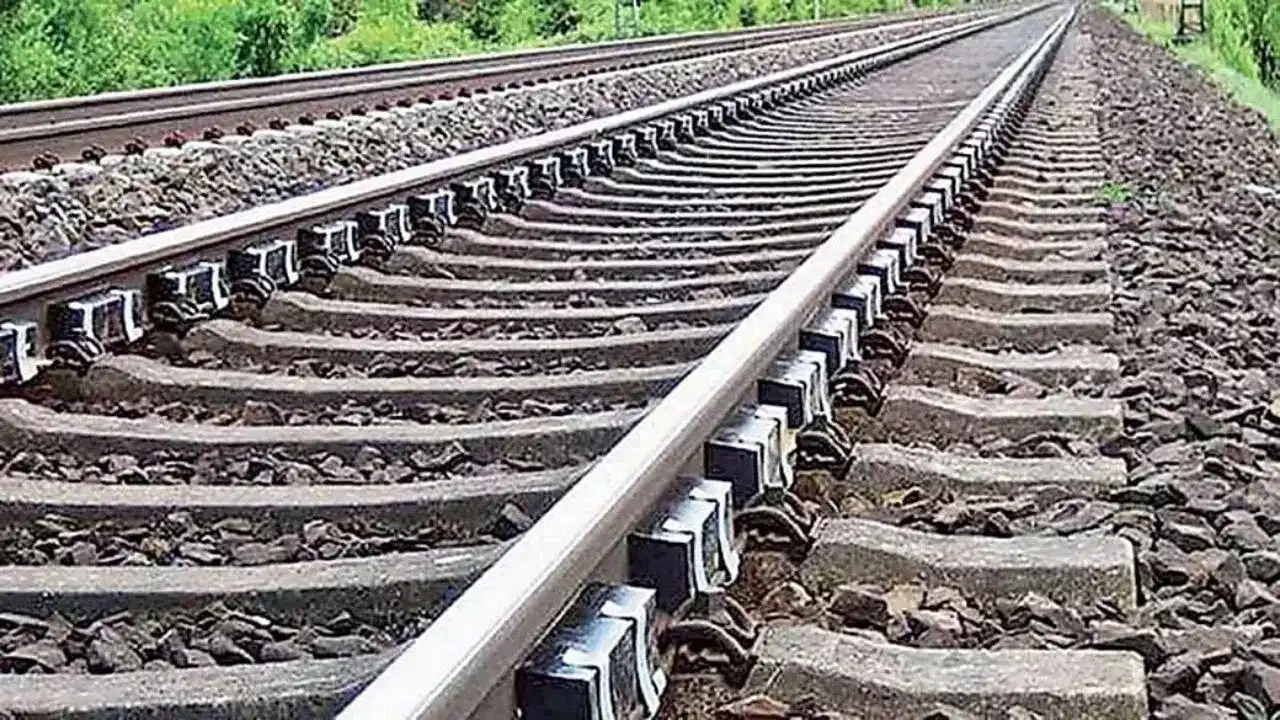 Reel चा नाद जीवावर बेतला, जळगावमध्ये 2 तरुणांना रेल्वेने उडवलं, जागीच मृत्यू