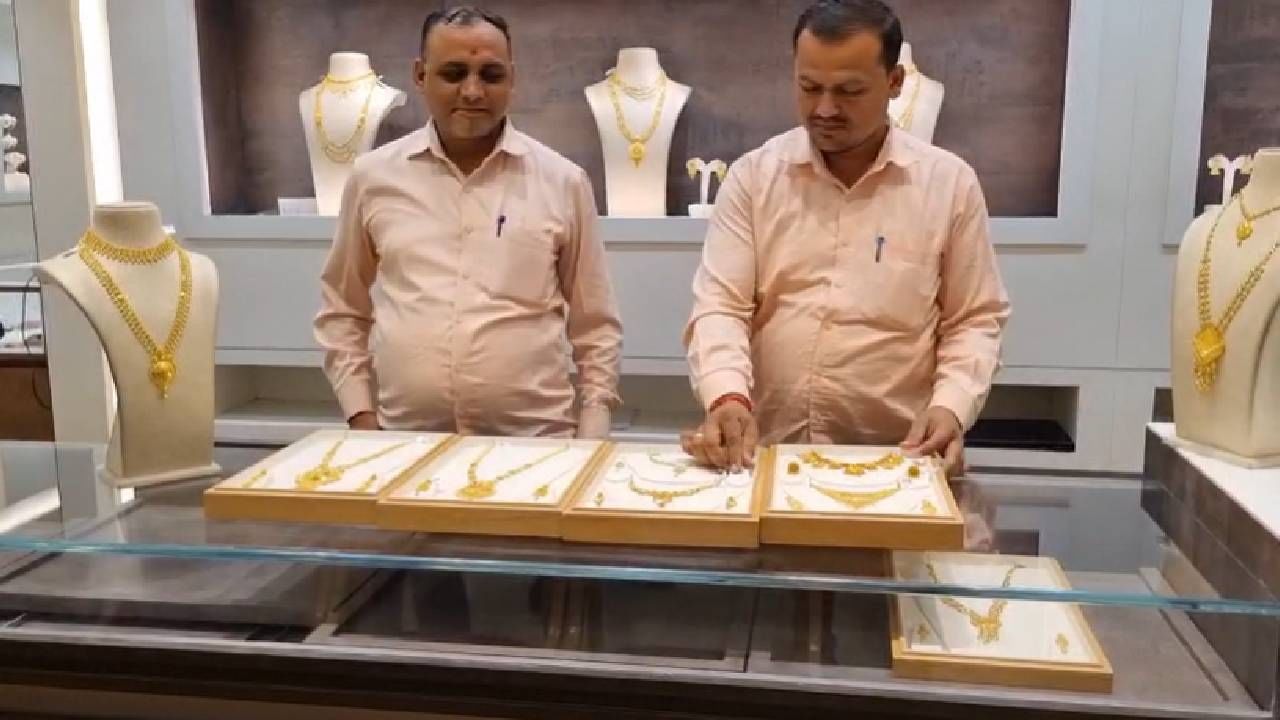 गेल्या वर्षी सोन्याचे दर 70 हजार रुपये होते तर चांदीचे दर 80 हजार रुपये होते. आज सोन्याचे दर जीएसटीसह 1 लाख 21 हजार 500 रुपयांवर पोहचले असून चांदीचे दर 1 लाख 51 हजार 600 रुपयांवर पोहोचले आहेत.