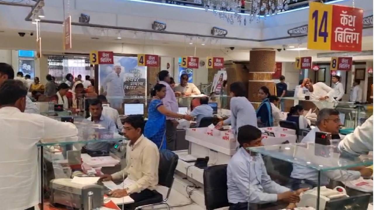 जळगावच्या सराफ बाजारामध्ये दसऱ्याच्या मुहूर्तावर सोन खरेदी करण्यासाठी ग्राहकांची सकाळपासूनच गर्दी व्हायला सुरुवात झाली आहे.