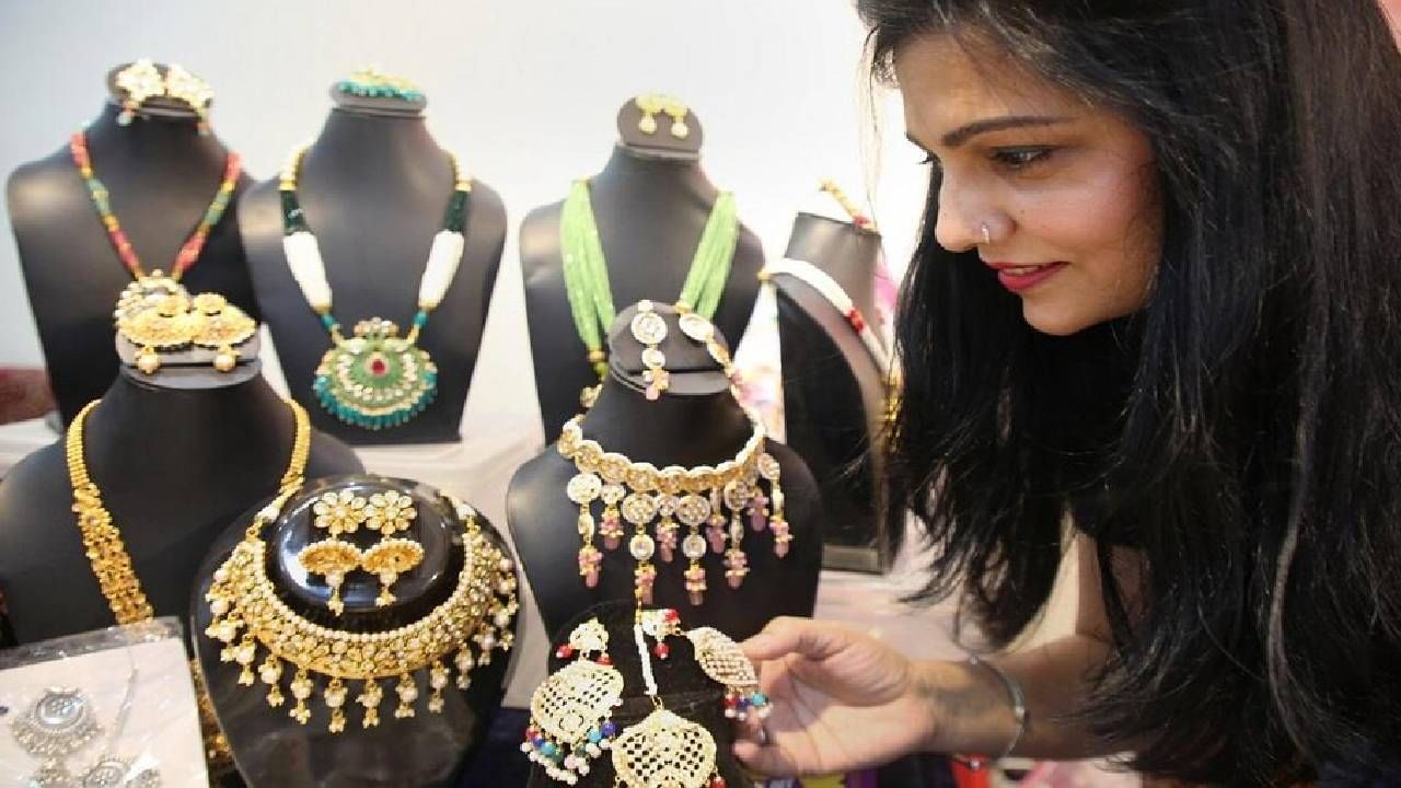 जळगावच्या सराफ बाजारात गेल्या वर्षाच्या तुलनेत सोन्याच्या दरात तब्बल 50 हजार रुपयांनी तर चांदीच्या दरात तब्बल 90 हजार रुपयांनी वाढ झाली आहे