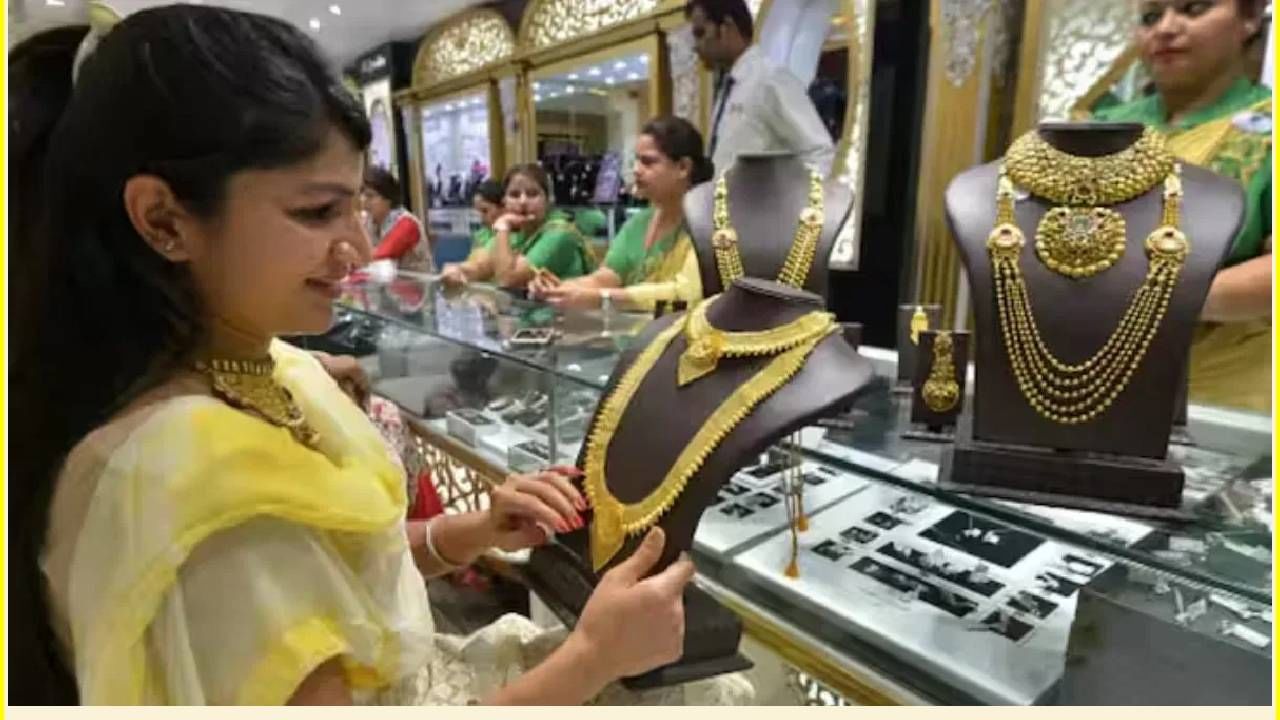 जळगावच्या सराफ बाजारात सलग दुसऱ्या दिवशी सोन्या आणि चांदीच्या दरात मोठी वाढ झाली. सोन्याचे दर सव्वा लाखांच्या उंबरठ्यावर पोहचले.