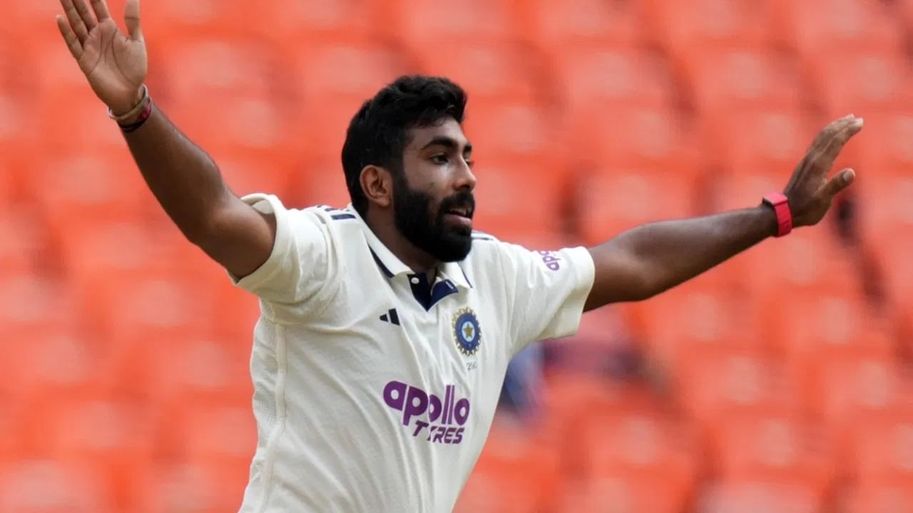 कुलदीपनंतर दुसऱ्या स्थानी जसप्रीत बुमराह आहे. बुमराहचा बॉलिंग स्ट्राईक रेट हा  42.4 असा आहे. तिसऱ्या स्थानी असलेल्या अक्षर पटेलचा बॉलिंग स्ट्राईक रेट हा 43.6 असा आहे. तर चौथ्या स्थानी मोहम्मद सिराज आहे. सिराजचा बॉलिंग स्ट्राईक रेट हा 50.2 इतका आहे. (Photo Credit : PTI)