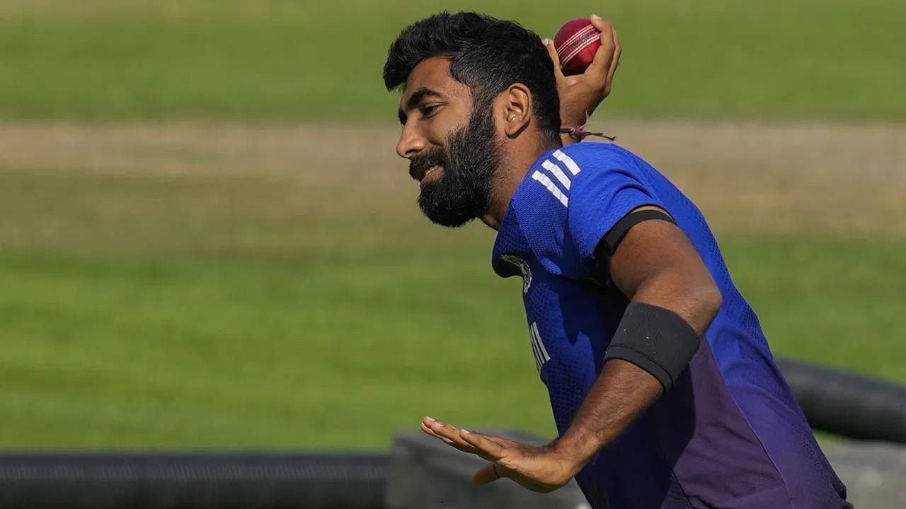 आंतरराष्ट्रीय क्रिकेटमध्ये जसप्रीत बुमराह 36 वेळा शून्यावर बाद झाला आहे. या यादीत टॉपला माजी वेगवान गोलंदाज झहीर खान आहे. झहीर खान 43 वेळा शून्यावर बाद झाला आहे. (Photo- PTI)