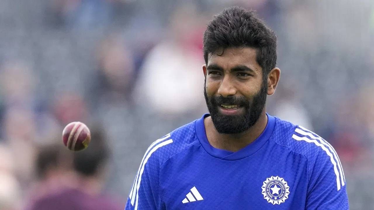 जसप्रीत बुमराहला या सामन्यात फलंदाजी करण्याची संधी मिळाली होती. पण या सामन्यातही त्याला खातं न खोलता तंबूत परतावं लागलं. यासह त्याने एक नकोसा विक्रम आपल्या नावावर केला आहे. सर्वाधिक वेळा शून्यावर बाद होणाऱ्या भारतीय खेळाडूंच्या यादीत अनिल कुंबळेला मागे टाकलं आहे. (Photo- PTI)