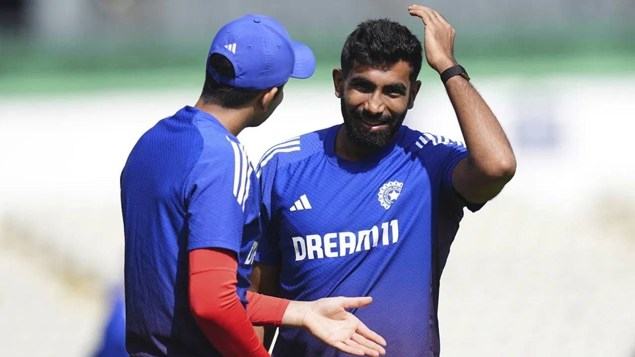 जसप्रीत बुमराहने या सामन्यात 4 षटकात 26 धावा देत 2 गडी बाद केले. जसप्रीत बुमराहने स्पेलच्या शेवटच्या षटकात दोन गडी बाद करत एका मोठ्या विक्रमाला गवसणी घातली आहे. टी20 क्रिकेटमध्ये सर्वाधिक विकेट घेणाऱ्या भारतीय खेळाडूंच्या यादीत हार्दिक पांड्यासह संयुक्तरित्या दुसऱ्या क्रमांकावर आहे. तर युजवेंद्र चहलचा विक्रम मोडीत काढला आहे. (Photo- PTI)