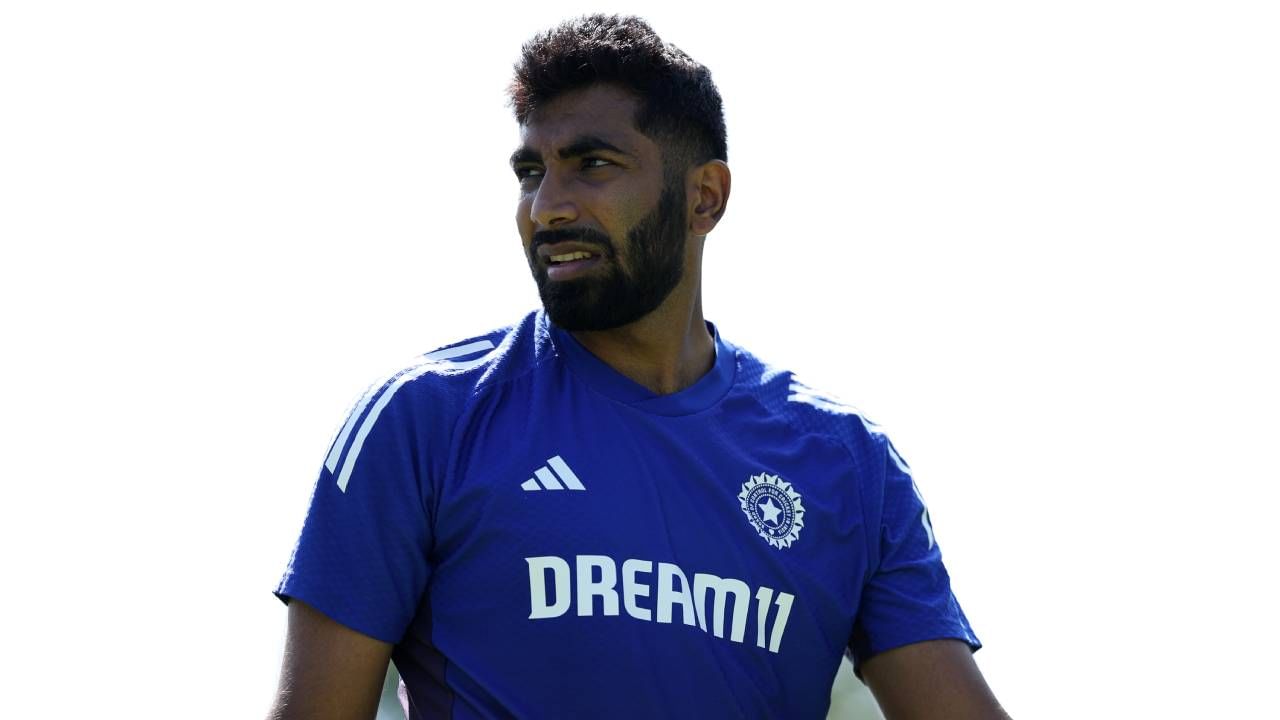 जसप्रीत बुमराह ऑस्ट्रेलियाविरुद्धच्या दुसऱ्या मालिकेत विकेट्सचं शतक पूर्ण करू शकला नाही, तरी त्याच्याकडे या मालिकेत संधी आहे. कारण या मालिकेत अजून 4 सामन्यांची खेळ शिल्लक आहे. त्यामुळे या चार सामन्यात 4 विकेट आरामात घेऊ शकतो.  (Photo- BCCI Twitter)