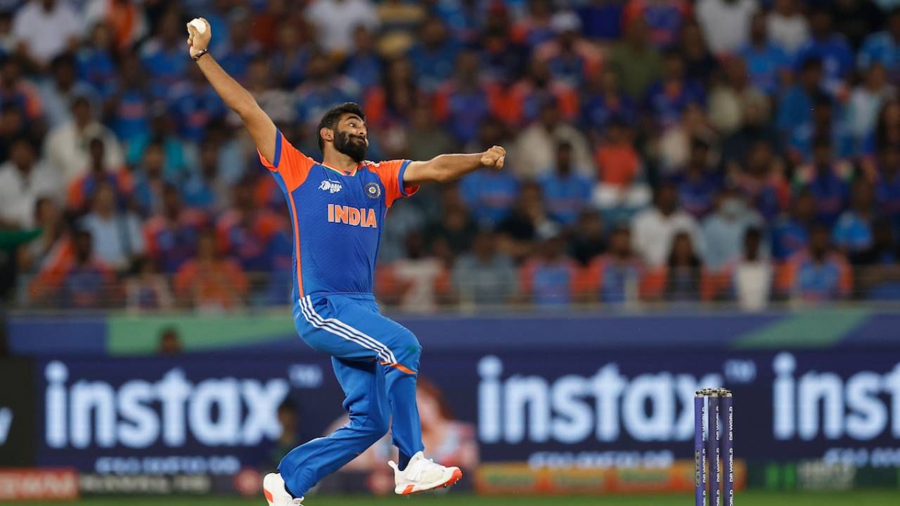 जसप्रीत बुमराह टी20 आंतरराष्ट्रीय क्रिकेटमध्ये विकेटचं शतक पूर्ण करू शकतो. यासाठी त्याला फक्त 4 विकेट्सची आवश्यकता आहे. त्याने आतापर्यंत 76 टी20 आंतरराष्ट्रीय क्रिकेटमध्ये 96 विकेट घेतल्या आहेत. (Photo- BCCI Twitter)