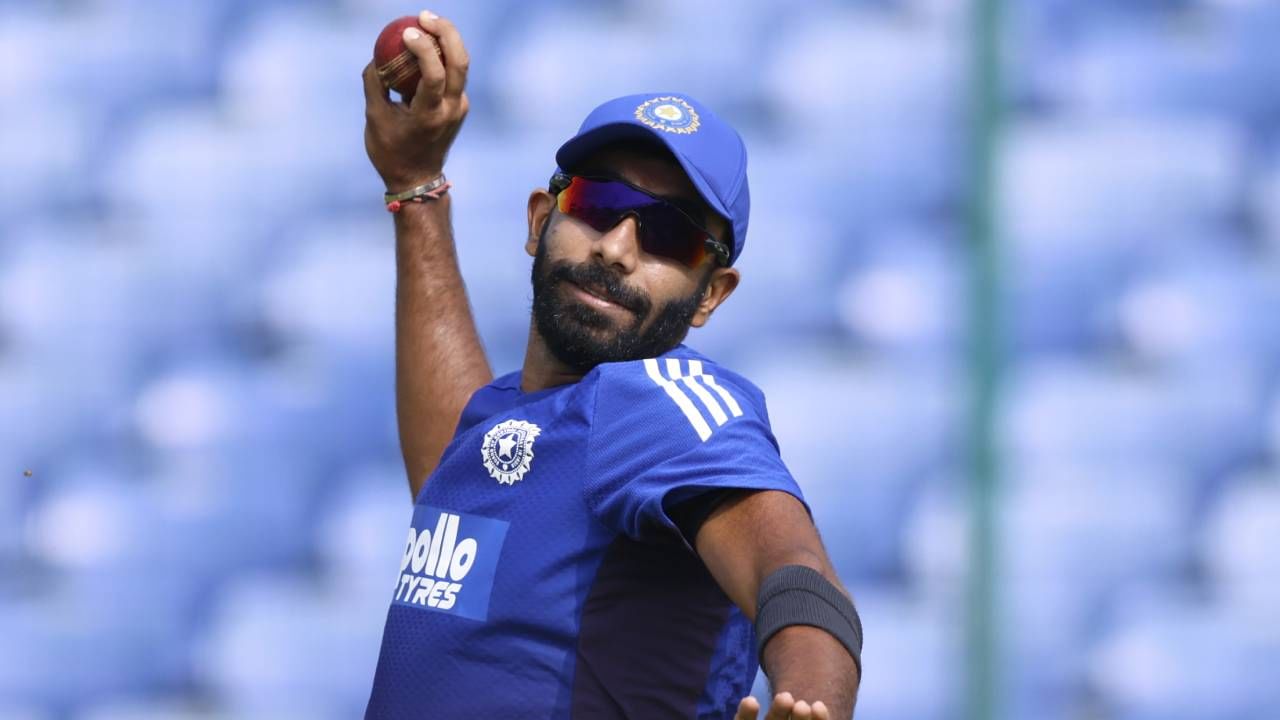 ऑस्ट्रेलियाविरुद्ध चार विकेट बाद करताच जसप्रीत बुमराहच्या नावावर आंतरराष्ट्रीय क्रिकेटमध्ये 100 विकेट पूर्ण होणार आहेत. अशी कामगिरी करणारा भारताचा दुसरा गोलंदाज ठरणार आहे. अर्शदीप सिंगने भारतासाठी आतापर्यंत 101 विकेट घेतल्या आहेत. (Photo- BCCI Twitter)