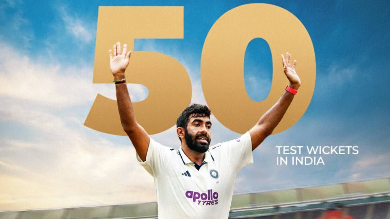 बुमराहने वर्ल्ड टेस्ट चॅम्पियनशिपमध्ये भारतीय भूमीवर 50 विकेट्स पूर्ण केल्या. वर्ल्ड टेस्ट चॅम्पियनशिपमध्ये घरच्या मैदानावर 50 विकेट्स घेणारा तो पहिला भारतीय वेगवान गोलंदाज ठरला. या आधी फिरकीपटू रविचंद्रन अश्विनने 149 आणि रवींद्र जडेजाने 94 विकेट घेतल्या आहेत. (Photo- BCCI Twitter)