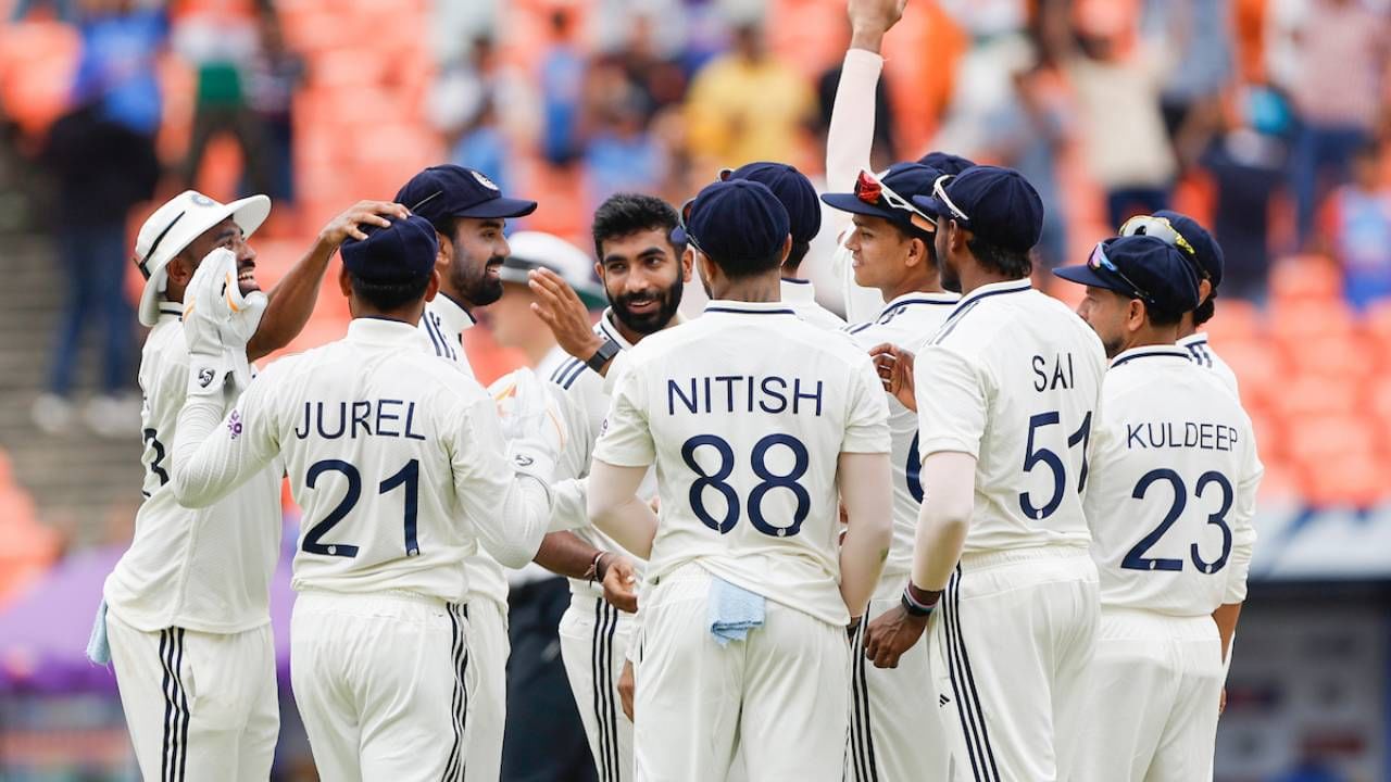 जसप्रीत बुमराहने वेस्ट इंडिजविरुद्धच्या पहिल्या डावात तीन विकेट्स घेतल्या. त्याने जॉन कॅम्पबेल, जस्टिन ग्रीव्हज आणि जोहान लेयान या फलंदाजांना बाद केले. पहिल्याच कसोटी सामन्यात 14 षटकांत 42 धावा देत एकूण 3 गडी बाद केले. दोघांना तर त्याचा यॉर्कर चेंडूत कळला नाही. (Photo- BCCI Twitter)