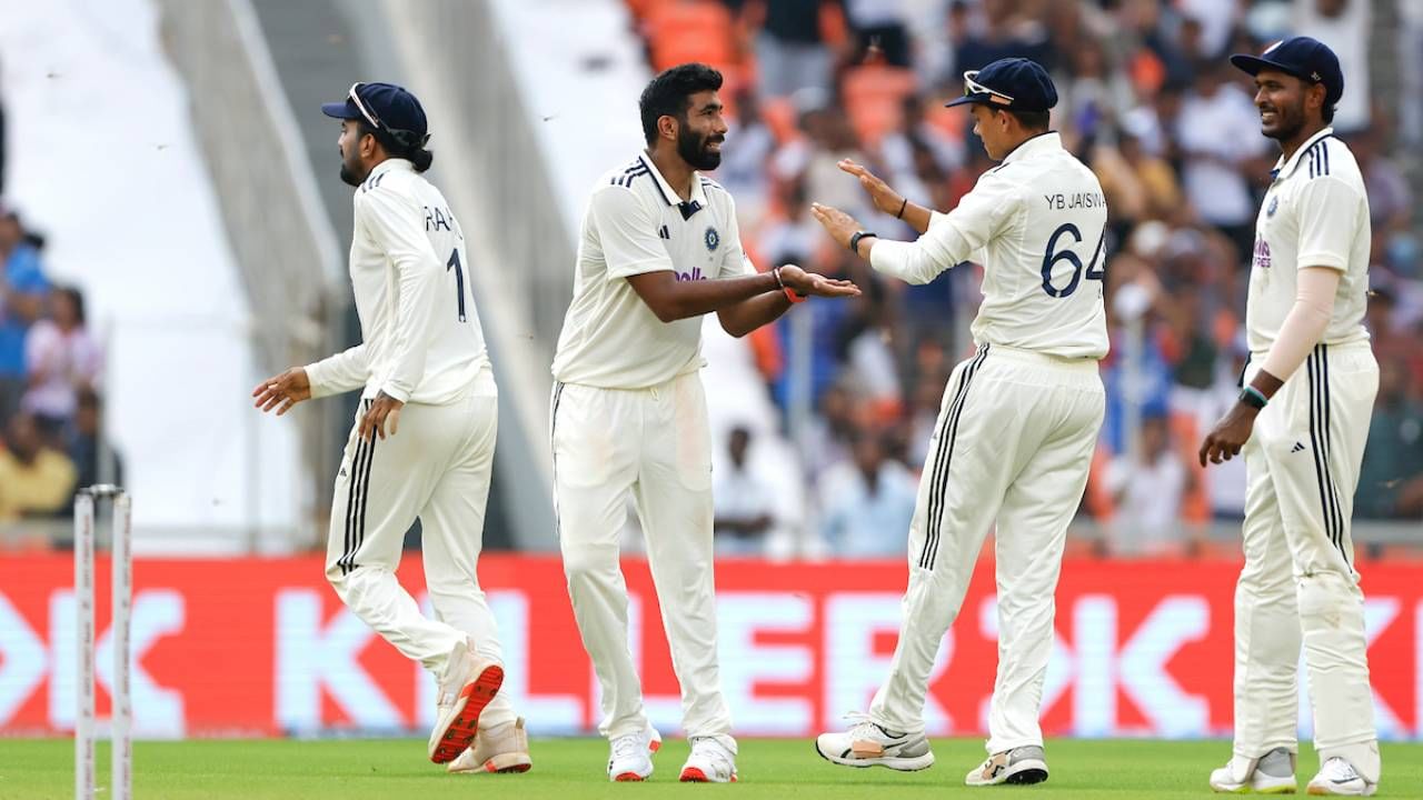 पहिल्या कसोटी सामन्यातील पहिल्या डावात वेस्ट इंडिजचा डाव 162 धावांवर संपुष्टात आला. वेस्ट इंडिजविरुद्धच्या पहिल्या कसोटी सामन्यात सिराज आणि बुमराहची भेदक गोलंदाजी अनुभवायला मिळाली. या सामन्यात जसप्रीत बुमराहने एक विक्रम आपल्या नावावर केला आहे.  (Photo- BCCI Twitter)