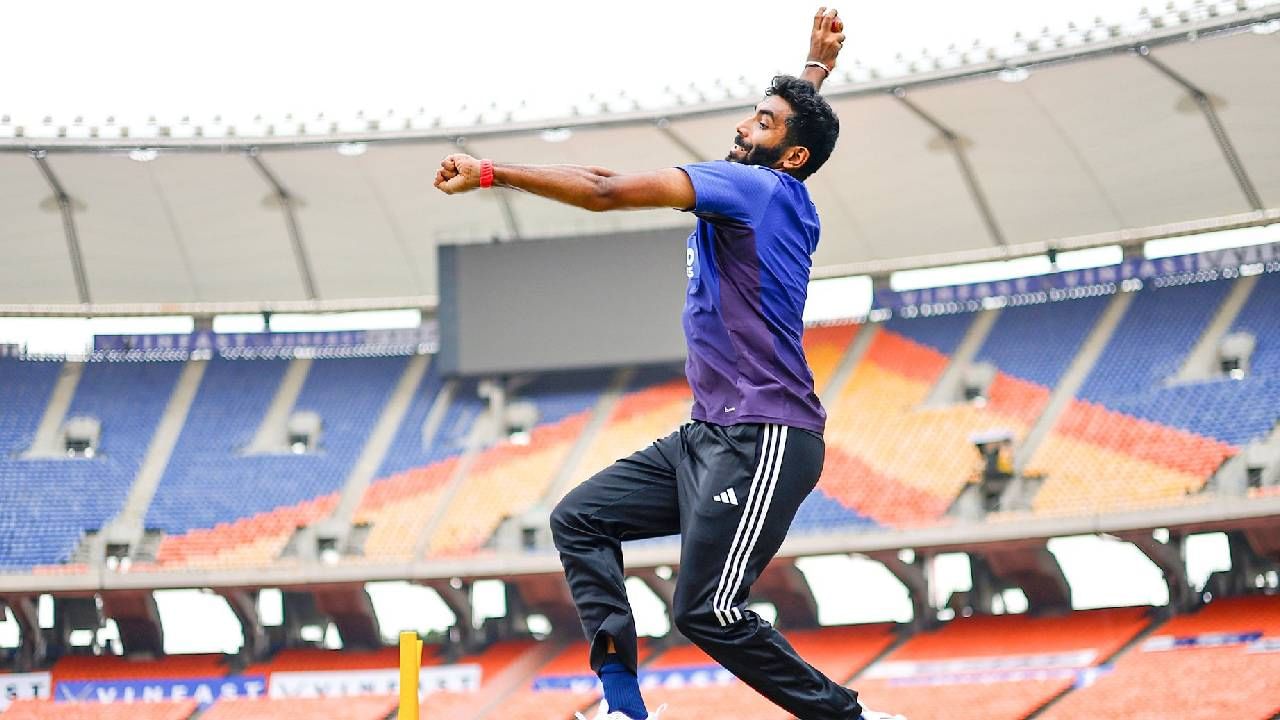 जसप्रीत बुमराहने घरच्या मैदानावर 50 विकेट घेण्यासाठी फक्त 1747 चेंडू घेतले. जसप्रीत बुमराहने घरच्या मैदानावर 50 कसोटी बळींचा टप्पा गाठला आणि वेगवाग गोलंदाज जवागल श्रीनाथची बरोबरी केली. जवागल श्रीनाथ आणि जसप्रीत बुमराह यांनी 24 डावांमध्ये हा टप्पा गाठला आहे. (Photo- BCCI Twitter)