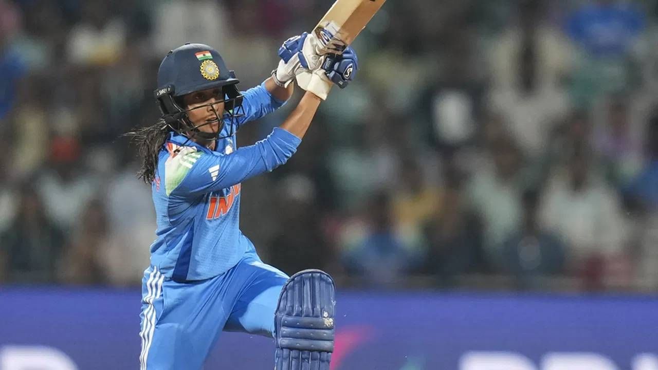 जेमिमा रॉड्रिग्सने विजयी खेळी केली. तिने 134 चेंडूत 14 चौकारांच्या मदतीने 127 धावा केल्या. हरमनप्रीत कौर आणि जेमिमाची भागीदारी झाली नसती तर कदाचित चित्र वेगळं असतं. आता टीम इंडियाचा अंतिम फेरीत दक्षिण अफ्रिकेशी सामना होणार आहे. (Photo- PTI)