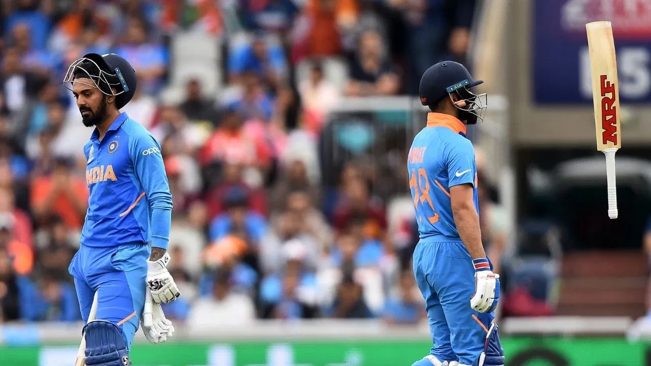 अशाप्रकारे टीम इंडियाच्या टॉप ऑर्डरमधील या त्रिकुटाने मिळून एकूण 18 धावा केल्या.  टीम इंडियाची 2019 वनडे वर्ल्ड कप सेमी फायनलनंतर टॉप 3 फलंदाजांनी कमी धावा करण्याची ही पहिली वेळ ठरली. टीम इंडियाकडून 2019 साली रोहित, विराट आणि केएल या तिघांनी एकूण 3 धावा केल्या होत्या. (Photo Credit:: Nathan Stirk/Getty Images)