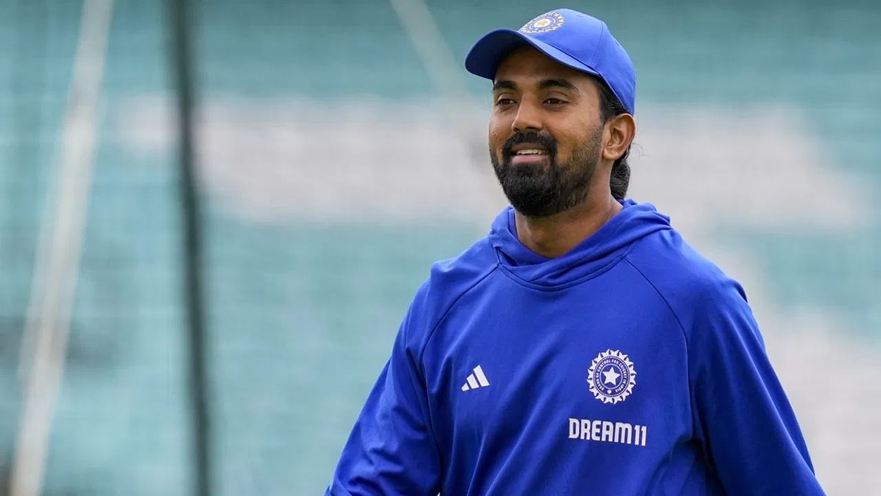 टीम इंडियाचा अनुभवी फलंदाज केएल राहुल याने  नुकत्याच विंडीज विरुद्ध झालेल्या 2 सामन्यांच्या कसोटी मालिकेत उल्लेखनीय कामगिरी केली. त्यानंतर केएल टीम इंडियासह ऑस्ट्रेलिया दौऱ्यासाठी रवाना झाला आहे. अशातच आता केएलबाबत मोठी अपडेट समोर आली आहे. आयपीएलच्या आगामी 19 व्या मोसमाआधी (IPL 2026) केएल टीम बदलणार असल्याचा दावा मीडिया रिपोर्ट्समध्ये केला जात आहे. (Photo Credit : PTI)