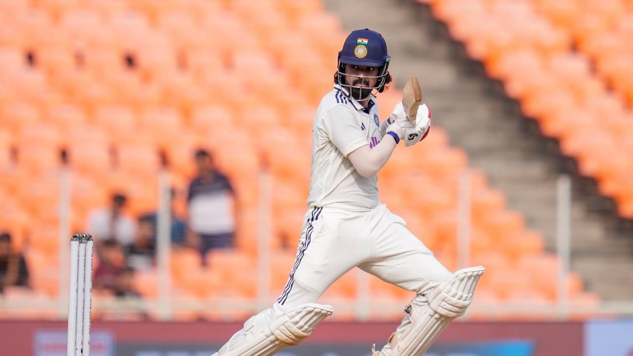 केएल राहुलने वेस्ट इंडिजविरुद्ध 8 सामन्यात 11 डावात 474 धावा केल्या आहेत. तर एमएस धोनीने 12 कसोटी सामन्यांच्या 19 डावात 476 धावा केल्या आहेत. महेंद्रसिंह धोनीचा विक्रम मोडण्यासाठी केएल राहुलला 3 धावांची गरज आहे. (Photo- BCCI Twitter)