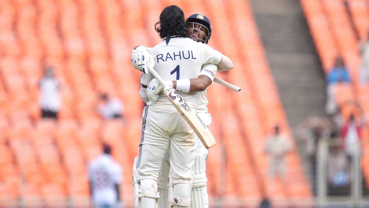 केएल राहुलने वेस्ट इंडिजविरुद्ध 400 धावांचा पल्ला गाठला आहे. तसेच एमएस धोनीचा विक्रम मोडण्यासाठी फक्त तीन धावांची आवश्यकता आहे.वेस्ट इंडिजविरुद्ध तीन धावा करताच केएल राहुल वेस्ट इंडिजविरुद्ध सर्वाधिक धावा करणारा फलंदाज ठरेल. (Photo- BCCI Twitter)