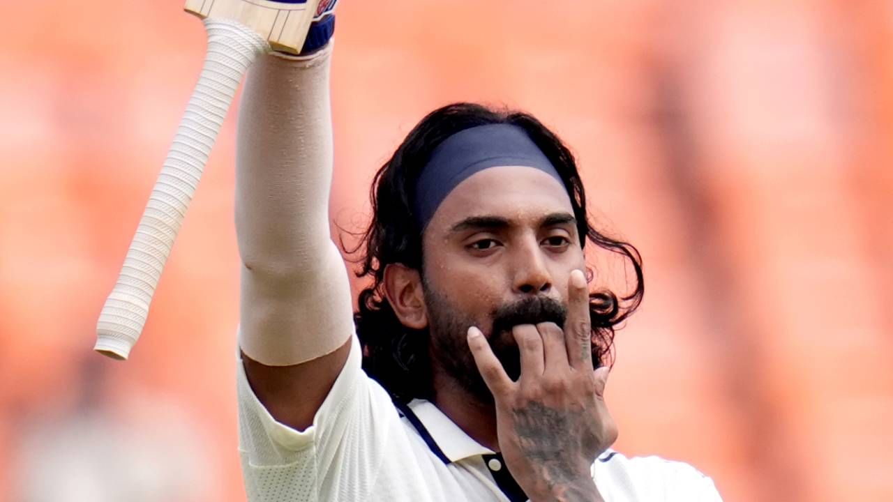 वेस्ट इंडिजविरुद्धच्या पहिल्या सामन्यात केएल राहुलने जबरदस्त खेळी केली होती. त्याने शतकी खेळी करत टीम इंडियाला सुरुवातीपासून मजबूत स्थितीत आणलं होतं. आता अशाच कामगिरीची त्याच्याकडून दुसर्या सामन्यातही अपेक्षा आहे. (Photo- BCCI Twitter)