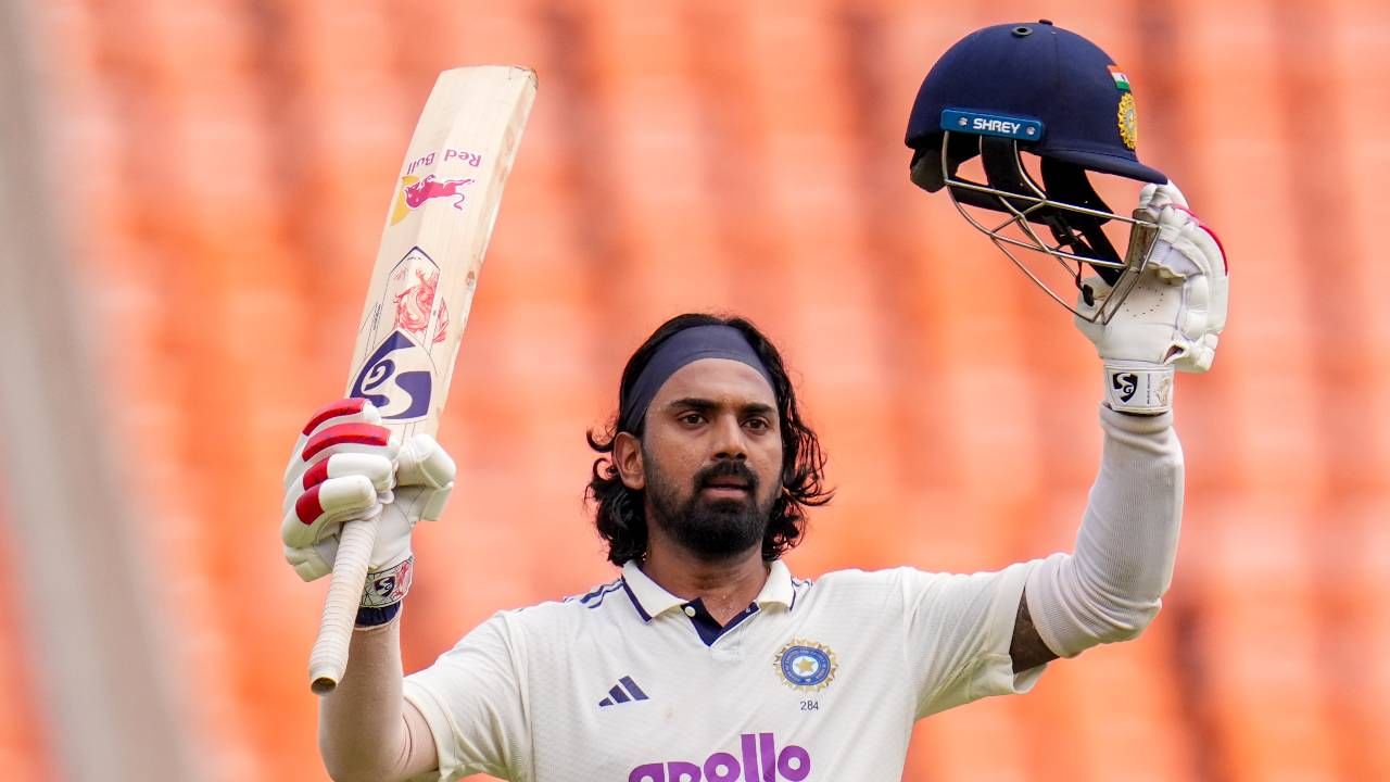 कसोटीत दोन किंवा त्यापेक्षा अधिक वेळा 100 धावांवर बाद होणाऱ्या खेळाडूंच्या यादीत स्थान मिळवलं आहे. इंग्लंडचा लियोनार्ड ह्यूटन 4 वेळा, ऑस्ट्रेलियाचा ग्रॅमी वूड 3 वेळा, केएल राहुल 2 वेळा, वेस्ट इंडिजचा गॉर्डन ग्रीनीज 2 वेळा, केविन पीटरसन 2 वेळा, स्टी वॉ आणि मार्क वॉ 2 वेळा बाद झालेत. (फोटो- बीसीसीआय ट्वीटर)