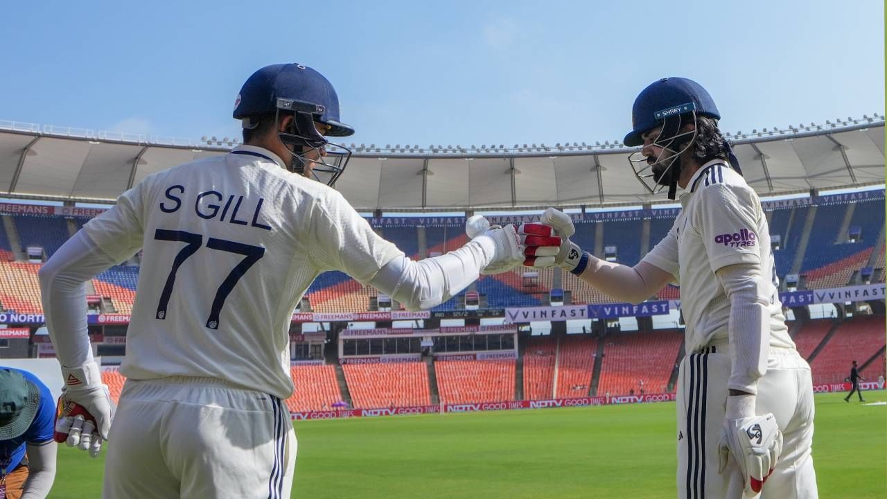 केएल राहुल या वर्षात दोन वेळा 100 धावा करूनच बाद झाला. म्हणजेच कट टू कट 100 धावांवर विकेट टाकली. लॉर्ड्सवर शतक ठोकल्यानंतर तसंच घडलं. त्यानंतर आता अहमदाबाद कसोटीत घडलं आहे. (फोटो- बीसीसीआय ट्वीटर)