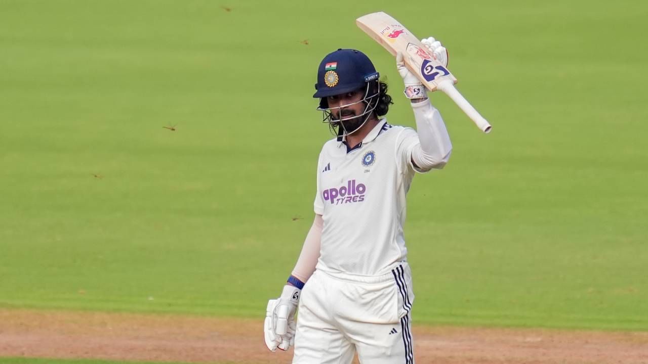 केएल राहुलने शतक ठोकलं पण नको त्या पंगतीत स्थान मिळवलं आहे. शतकी खेळीनंतरही नकोसा विक्रम कसा झाला असा प्रश्न तुम्हाला पडला असेल. तर तसं झालं आहे. कारण या वर्षात केएल राहुलने तीन शतकं ठोकली. यापैकी दोन शतकं इंग्लंडविरुद्ध होती. (फोटो- बीसीसीआय ट्वीटर)