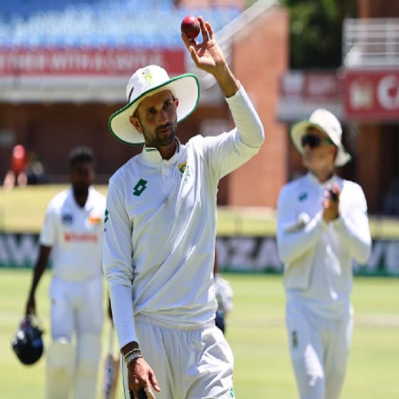 रावळपिंडी येथे सुरु असलेल्या दुसऱ्या कसोटी सामन्यात पाकिस्तानच्या पहिल्या डावाचा शेवट झाला आहे. पाकिस्तानचा पहिला डाव संपवण्यात दक्षिण आफ्रिकेकडून खेळणाऱ्या हनुमानाच्या भक्ताने महत्वाची भूमिका बजावली. 