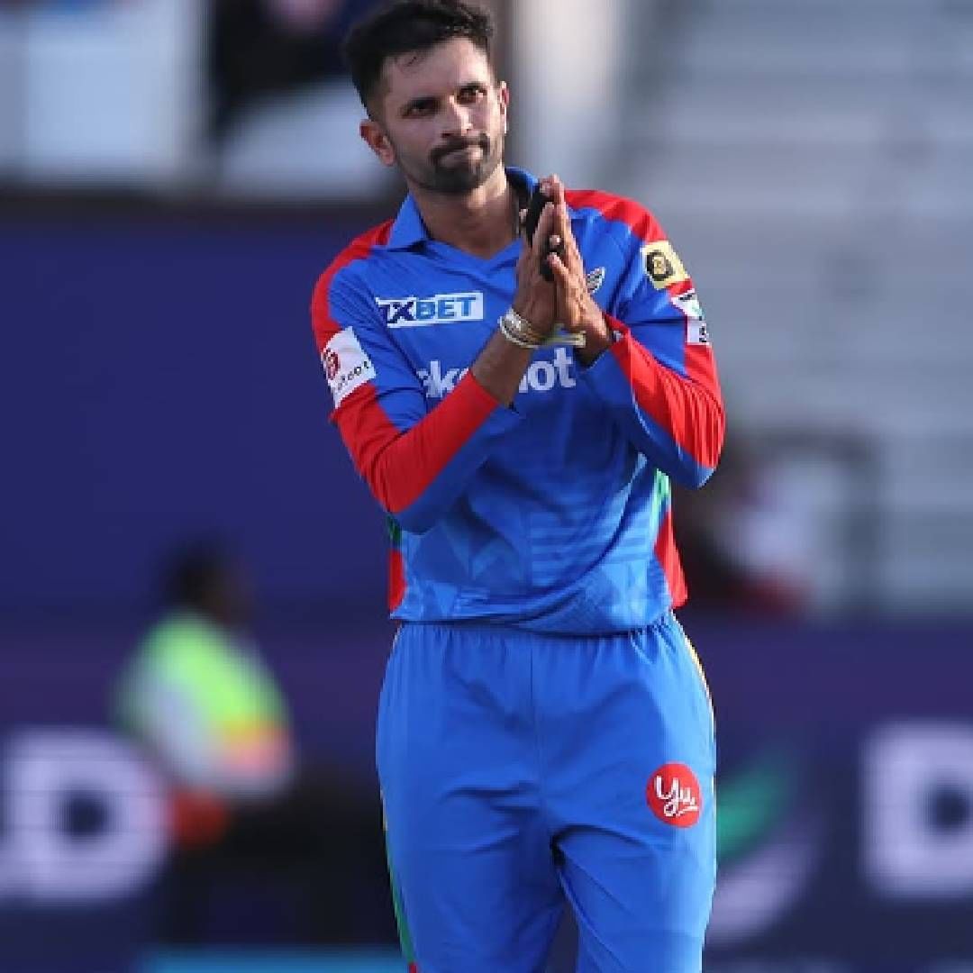 दक्षिण आफ्रिकेचा स्पिनर केशव महाराज ग्रोइन इंजरीचा सामना करत होता. त्या दुखापतीमुळे त्याला लाहोरमध्ये पाकिस्तान विरुद्ध पहिला कसोटी सामना खेळता आला नाही. यात दक्षिण आफ्रिकेला 93 धावांनी पराभवाचा सामना करावा लागला. 