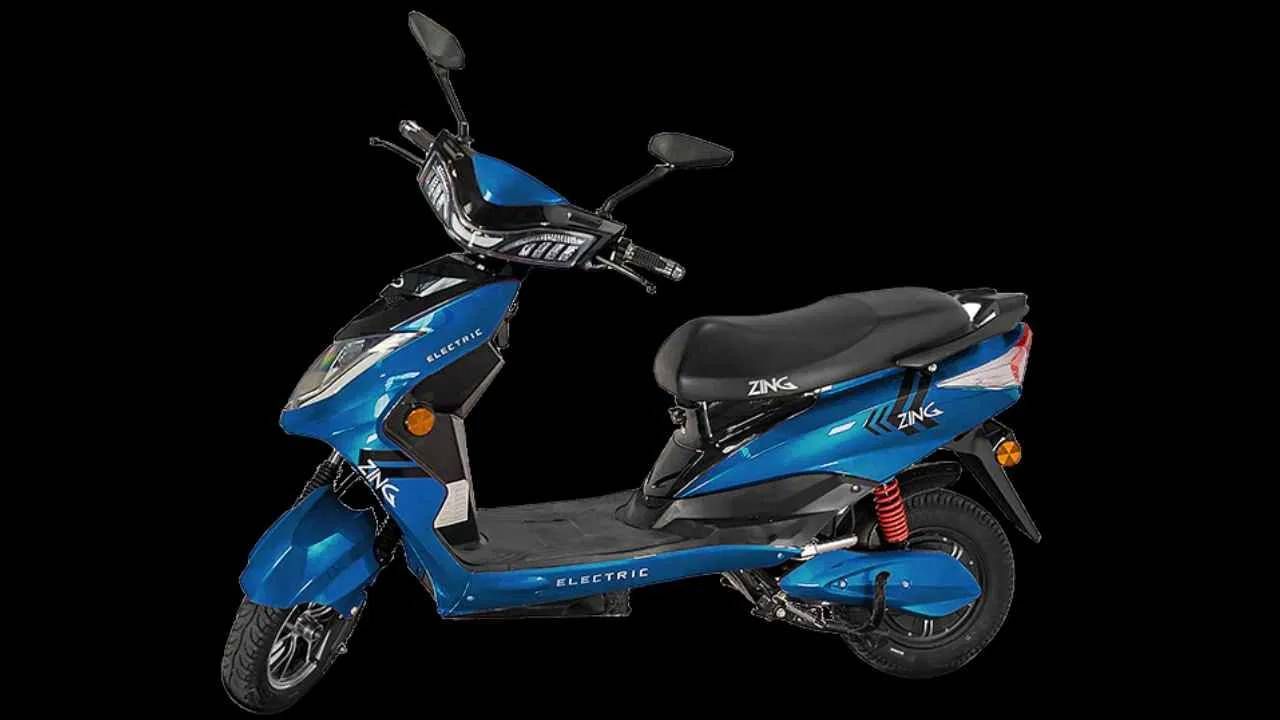 Kinetic Green Zing Price, रेंज : या इलेक्ट्रिक स्कूटरची किंमत 67 हजार 990 रुपयापासून (एक्स शोरूम) सुरु होते. ही स्कूटर सिंगल चार्जमध्ये 70 किलोमीटर पर्यंत ड्रायविंग रेंज ऑफर करते. ज्यांना कमी किंमतीत परवडणारी इलेक्ट्रिक स्कूटर खरेदी करायची आहे, त्यांच्यासाठी हा चांगला पर्याय ठरु शकतो. (फोटो- Kinetic Green)