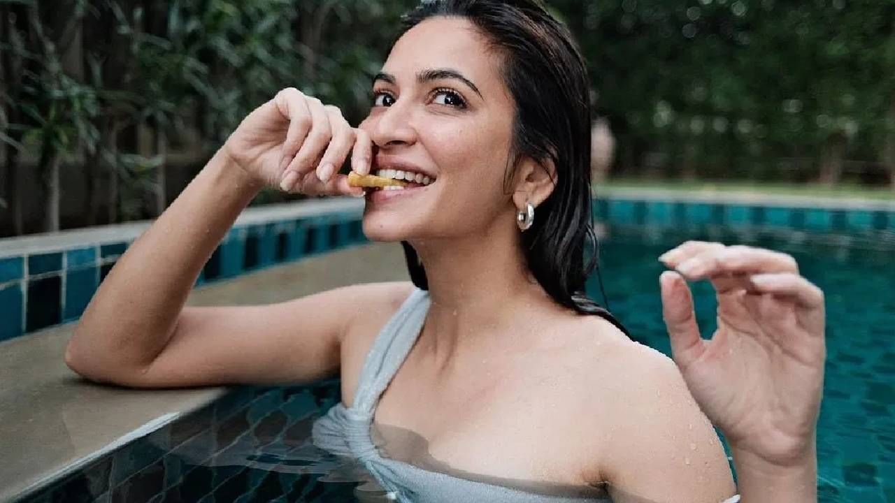 कृतीने मॉडेलिंग आणि जाहिरातींमध्ये काम करत करिअरला सुरुवात केली. मग २००९ मध्ये तेलुगु चित्रपट ‘बोनी’मध्ये पहिला ब्रेक मिळाला. दक्षिणेतील चित्रपट करत-करत बॉलिवूडचे दार ठोठावले. २०१६ मध्ये ‘राज रिबूट’मधून बॉलिवूडमध्ये पदार्पण केले. पण खरी जादू २०१७ मध्ये झाली. चित्रपट ‘शादी में जरूर आना’मध्ये प्रसिद्ध अभिनेता राजकुमार रावसोबत तिची जोडी जमली, आणि तिच्या साधेपणाने भरलेल्या अभिनयाने सर्वांची मने जिंकली. मग ‘हाउसफुल ४’, ‘पागलपंती’, आणि ‘१४ फेरे’ या सिनेमात ती दिसली. प्रत्येक वेळी एक नवा रंग, एक नवे पात्र. कॉमेडी असो की भावना, कृती खरबंदाने स्वतःला सिद्ध केले.