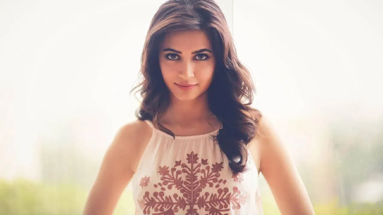 कृती खरबंदासाठी उत्तर प्रदेशातील एका छोट्या शहरातील पीसीएस अधिकारी ‘आरती शुक्ला’चे पात्र फक्त स्क्रिप्टचा भाग नव्हते, तर ही अशी मुलगी होती जिची स्वप्ने आणि स्वाभिमान लग्नाच्या वेशीवर टांगले होते. कृती खरबंदाने सांगितले की जेव्हा ती पहिल्यांदा पारंपरिक वधूच्या जोड्यात सजली, तेव्हा सेटवर चारही बाजूंनी वातावरण इतके सकारात्मक होते की काल्पनिक आणि वास्तविक जगातील सीमारेषा धूसर झाली.