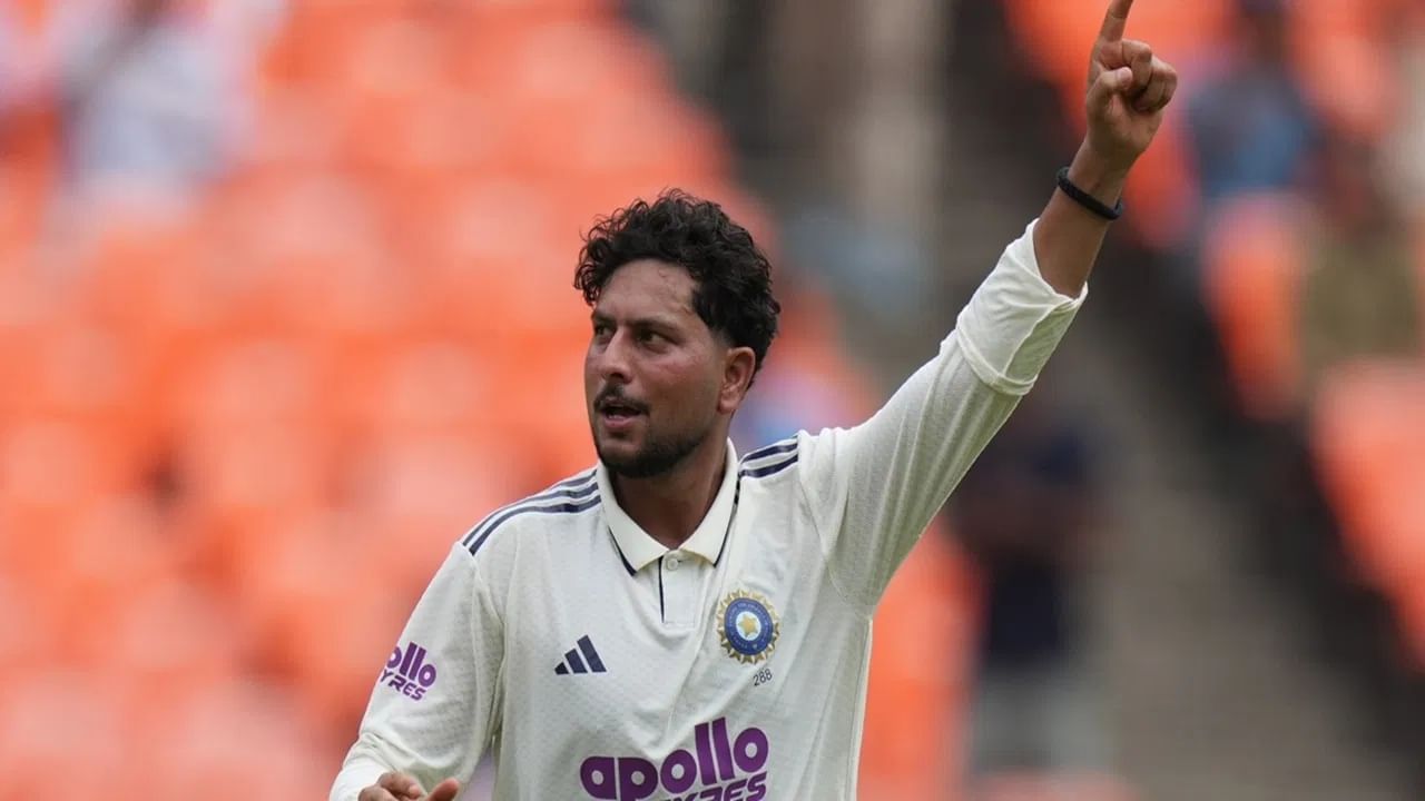 वेस्ट इंडिज विरुद्धच्या पहिल्या कसोटी सामन्यातून कुलदीप यादव याचं टीम इंडियाच्या प्लेइंग ईलेव्हनमध्ये तब्बल 11 महिन्यांनंनंतर कमबॅक झालं. उभयसंघातील सलामीचा हा अहमदाबादमधील नरेंद्र मोदी स्टेडियममध्ये खेळवण्यात येत आहे. (Photo Credit : PTI)