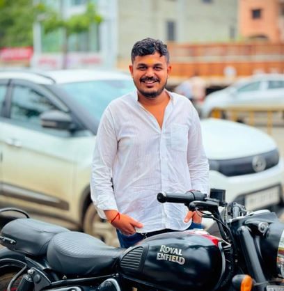 या मारहाणीमुळे जखमी झालेल्या सूरज शिंदे या विद्यार्थ्याचा उपचारादरम्यान मृत्यू झाला आहे. या मृत्यूप्रकरणी आता पोलिसांनी सहा जणांना अटक केली आहे. 