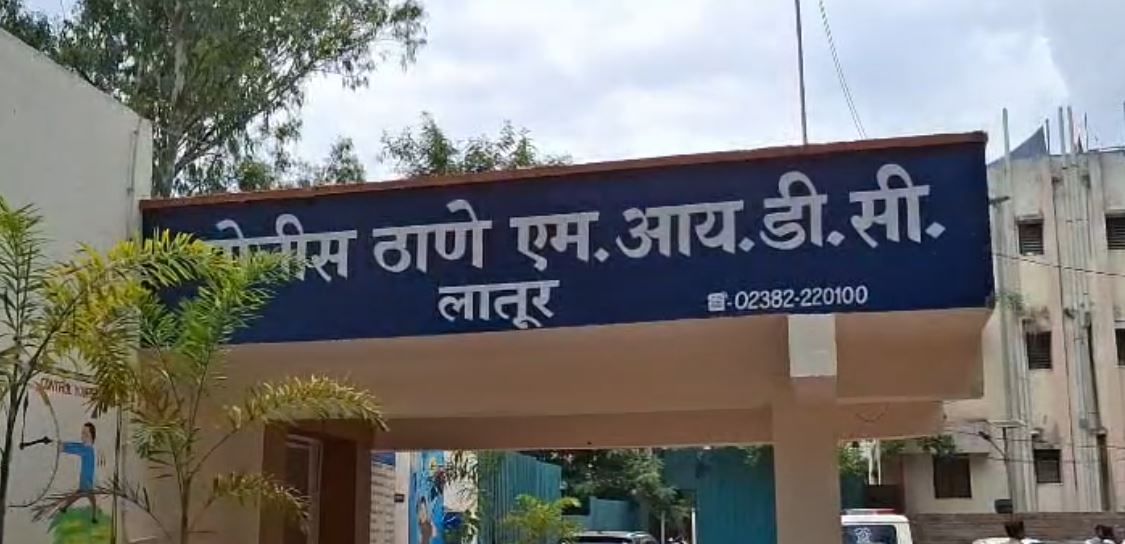 उपचारादरम्यान त्याचा मृत्यू झाला आहे. पोलिसांनी आता या घटनेप्रकरणी पहिल्यांदा चार आणि नंतर दोन अशा सहा आरोपींना अटक केली आहे 