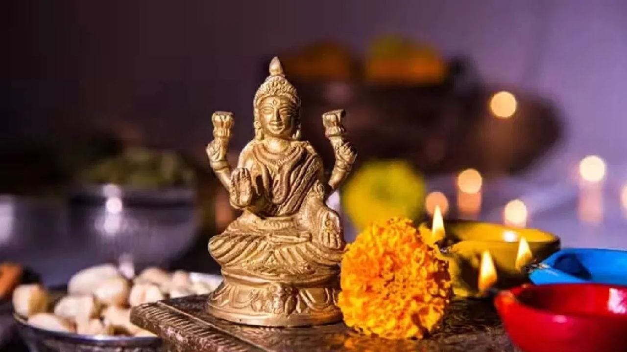 Lakshmi Pujan 2025 : लक्ष्मी पूजनाच्या दिवशी सायंकाळच्या वेळी करा हे सोपे उपाय, घरात येईल पैसाच पैसा Lakshmi Pujan 2025 : लक्ष्मी पूजनाच्या दिवशी सायंकाळच्या वेळी करा हे सोपे उपाय, घरात येईल पैसाच पैसा